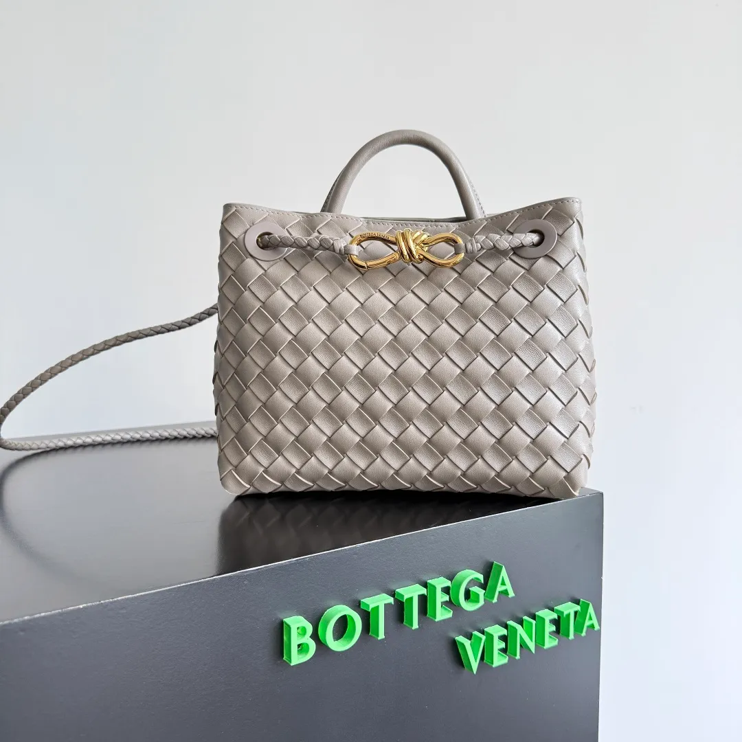 The 2023 new Andiamo batch of 1860 BV has been shipped‼ ️Really popular🔥The new Andiamo woven handbag launched by Bottega Veneta this season is really popular all over the world! ! Celebrities at home and abroad have worn it, and Oscar-winning actress Michelle Yeoh has taken it out on the street. Song Jia, Trai Yara, Yu Feihong, Sanji Ayaka, Rosie Hunting-Whiteley, Yoshioka Riho, etc. have all picked up this bag. It is classic and versatile, showing off its temperament, and the bag capacity is also large, which is very convenient for daily commuting! ! A variety of carrying methods, the shoulder straps can be adjusted by yourself, the original lambskin feels soft and delicate, and the unisex style breaks gender boundaries and brings a more practical and longer-lasting use experience. Andiamo, which has both elegant and casual styles, perfectly interprets the true appearance of "fashionable old money style". Style number: 743568 Size: 25*22*10.5cm